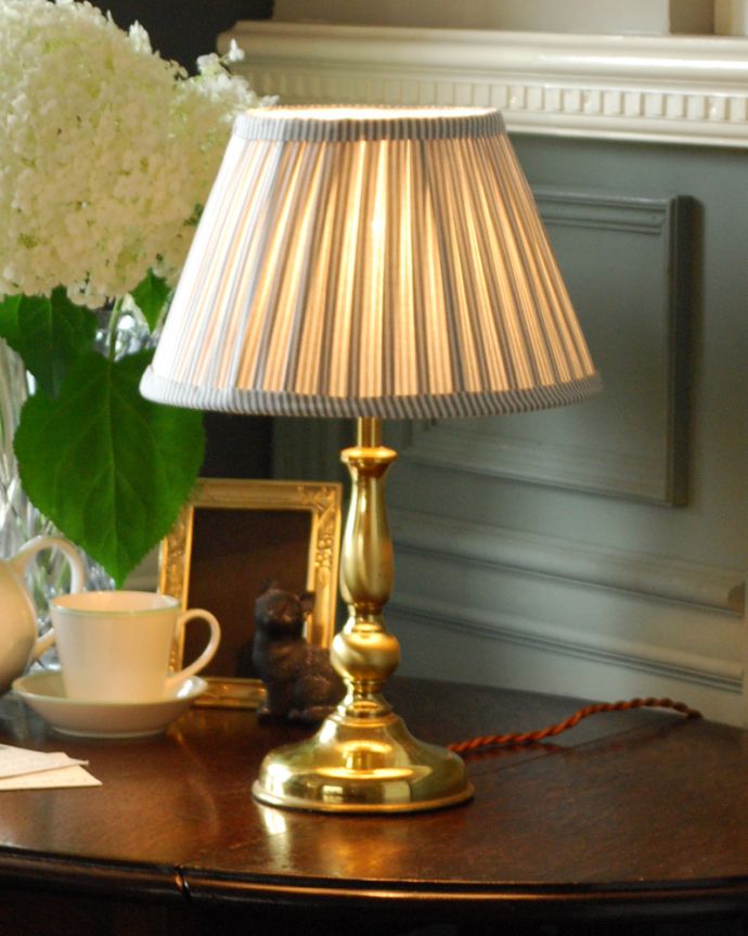 イギリスからとっても素敵なゴールドの真鍮でできたアンティークテーブルランプが届きました。 | シンタロウ.net
